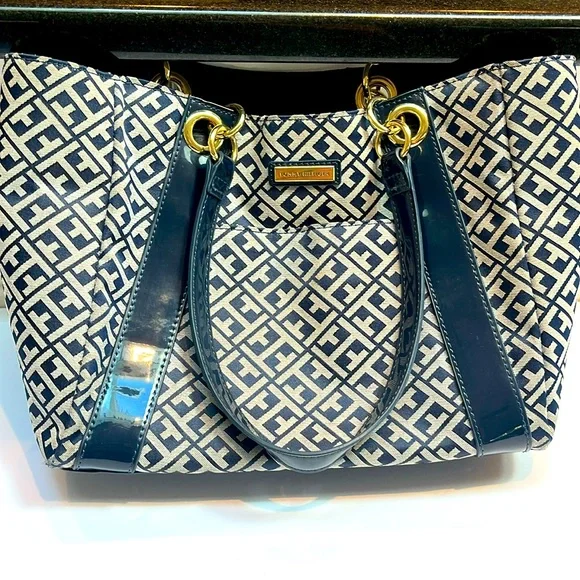 Tommy Hilfiger Signature Marineblau Canvas Tote w/Navy Patent Leather Trim - Picture 1 of 12